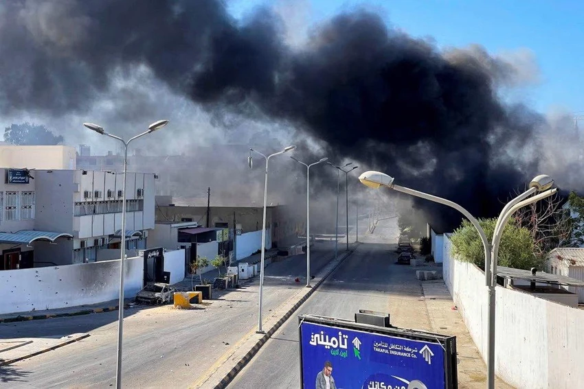 Khói đen bao trùm sau cuộc đụng độ phe phái ở thủ đô Tripoli (Libya) ngày 27-8. Ảnh: REUTERS Khói đen bao trùm sau cuộc đụng độ phe phái ở thủ đô Tripoli (Libya) ngày 27-8. Ảnh: REUTERS