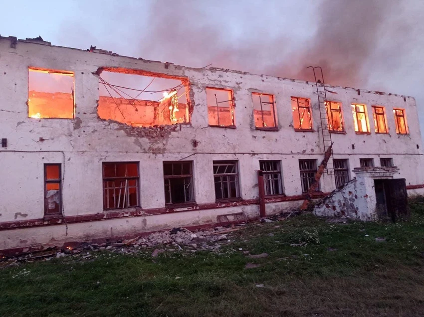 Vụ cháy xảy ra sau khi Nga nã pháo vào tỉnh Sumy (Ukraine) ngày 27-8. Ảnh: FACEBOOK Vụ cháy xảy ra sau khi Nga nã pháo vào tỉnh Sumy (Ukraine) ngày 27-8. Ảnh: FACEBOOK