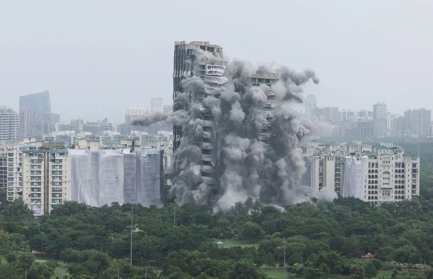 Ấn Độ phá hủy tòa ‘tháp đôi’ cao 100m ở thị trấn Noida (bang Uttar Pradesh) vào ngày 28-8. Ảnh: REUTERS Ấn Độ phá hủy tòa ‘tháp đôi’ cao 100m ở thị trấn Noida (bang Uttar Pradesh) vào ngày 28-8. Ảnh: REUTERS