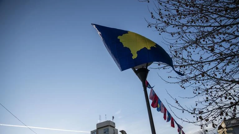 Cờ Kosovo. Ảnh: RT Cờ Kosovo. Ảnh: RT