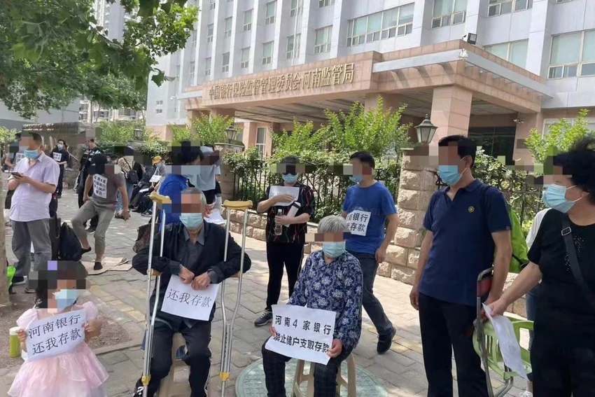 Những người phản đối bên ngoài một ngân hàng ở thành phố Trịnh Châu (tỉnh Hà Nam, Trung Quốc) vào tháng 5. Ảnh: SOUTH CHINA MORNING POST Những người phản đối bên ngoài một ngân hàng ở thành phố Trịnh Châu (tỉnh Hà Nam, Trung Quốc) vào tháng 5. Ảnh: SOUTH CHINA MORNING POST