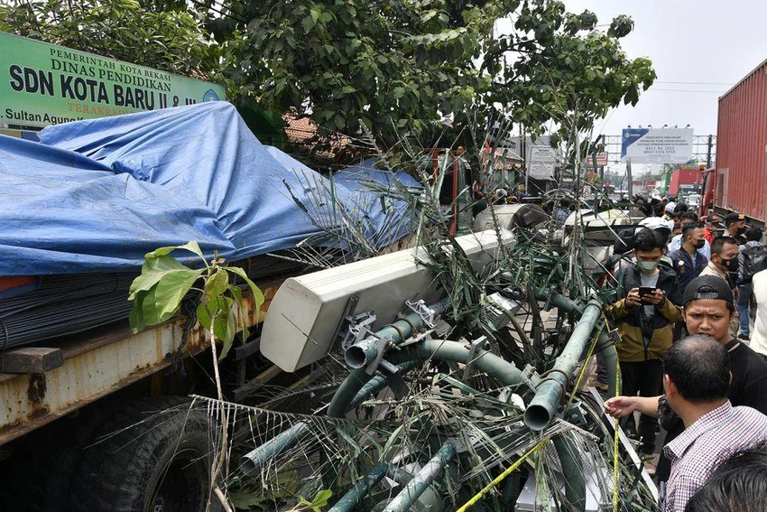 Các mảnh vỡ sau vụ tai nạn giao thông ở thành phố Bekasi (Indonesia) ngày 31-8. Ảnh: REUTERS. Các mảnh vỡ sau vụ tai nạn giao thông ở thành phố Bekasi (Indonesia) ngày 31-8. Ảnh: REUTERS.