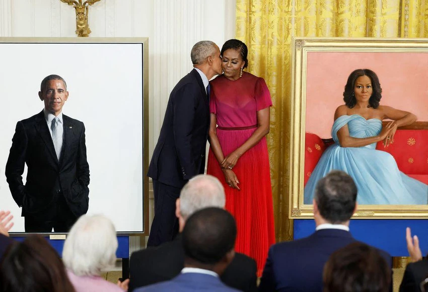 Cựu Tổng thống Mỹ Barack Obama và phu nhân trong lễ công bố tranh chân dung chính thức của họ ở Nhà Trắng ngày 7-9. Ảnh: REUTERS Cựu Tổng thống Mỹ Barack Obama và phu nhân trong lễ công bố tranh chân dung chính thức của họ ở Nhà Trắng ngày 7-9. Ảnh: REUTERS
