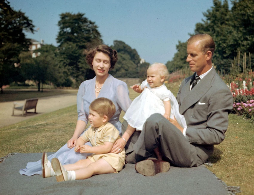 Công chúa Elizabeth và chồng ngồi trên bãi cỏ cùng các con là Thái tử Charles và Công chúa Anne vào tháng 8-1951. Ảnh: AP Công chúa Elizabeth và chồng ngồi trên bãi cỏ cùng các con là Thái tử Charles và Công chúa Anne vào tháng 8-1951. Ảnh: AP