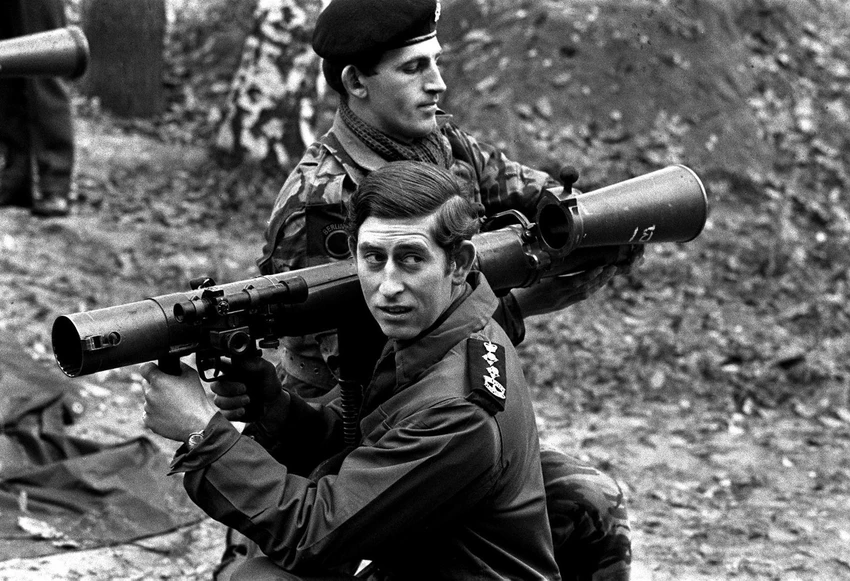 Thái tử Charles chuẩn bị bắn một khẩu bazooka khi đến thăm doanh trại quân đội ở Tây Berlin vào tháng 10-1972. Ảnh: CNN Thái tử Charles chuẩn bị bắn một khẩu bazooka khi đến thăm doanh trại quân đội ở Tây Berlin vào tháng 10-1972. Ảnh: CNN