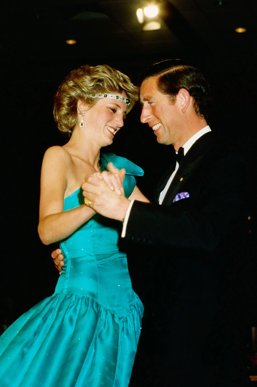 Thái tử Charles và Công nương Diana khiêu vũ cùng nhau tại một sự kiện. Ảnh: CNN Thái tử Charles và Công nương Diana khiêu vũ cùng nhau tại một sự kiện. Ảnh: CNN