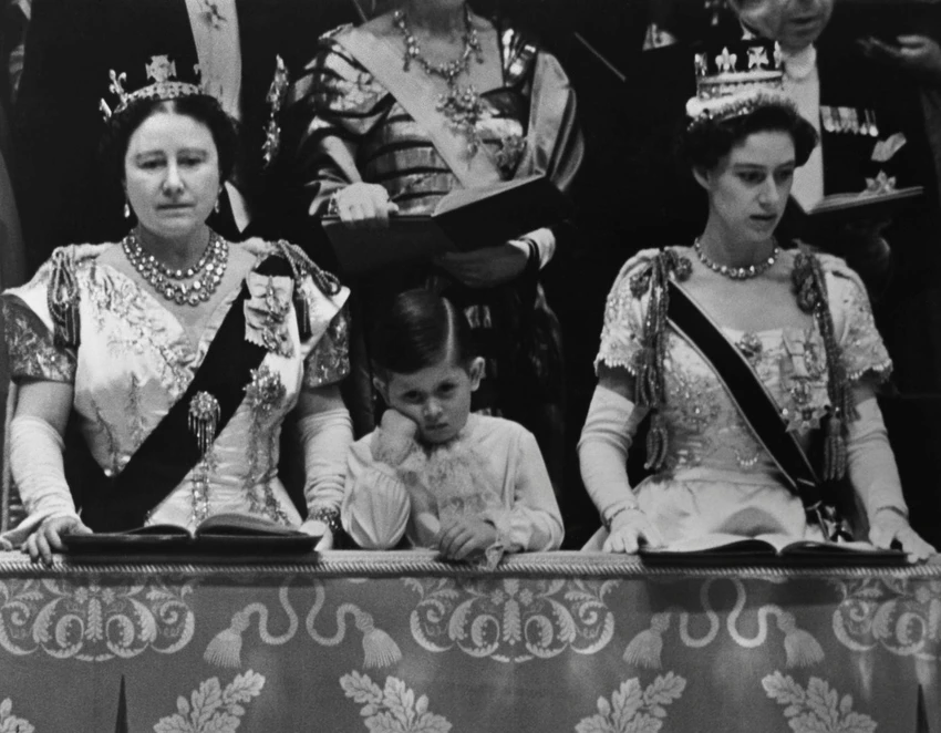 Hoàng tử Charles tham dự lễ đăng cơ của mẹ mình vào năm 1953 cùng với bà ngoại và dì Margaret. Ảnh: CNN Hoàng tử Charles tham dự lễ đăng cơ của mẹ mình vào năm 1953 cùng với bà ngoại và dì Margaret. Ảnh: CNN
