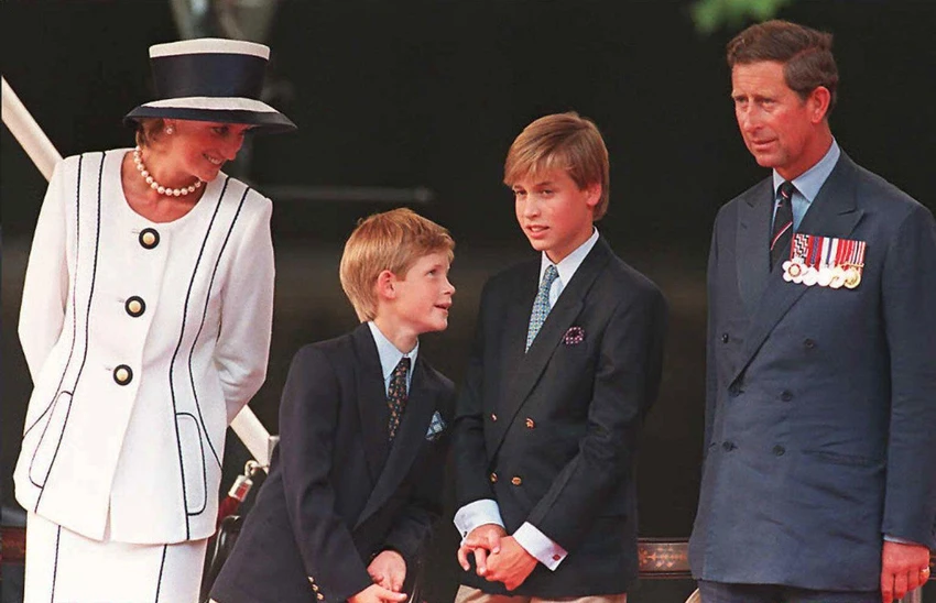 Thái tử Charles, Công nương Diana cùng hai con trai của họ, là Hoàng tử William và Hoàng tử Harry trong lễ kỷ niệm Ngày Chiến thắng ở London vào tháng 8-1995. Cặp đôi ly hôn một năm sau đó. Ảnh: AFP Thái tử Charles, Công nương Diana cùng hai con trai của họ, là Hoàng tử William và Hoàng tử Harry trong lễ kỷ niệm Ngày Chiến thắng ở London vào tháng 8-1995. Cặp đôi ly hôn một năm sau đó. Ảnh: AFP