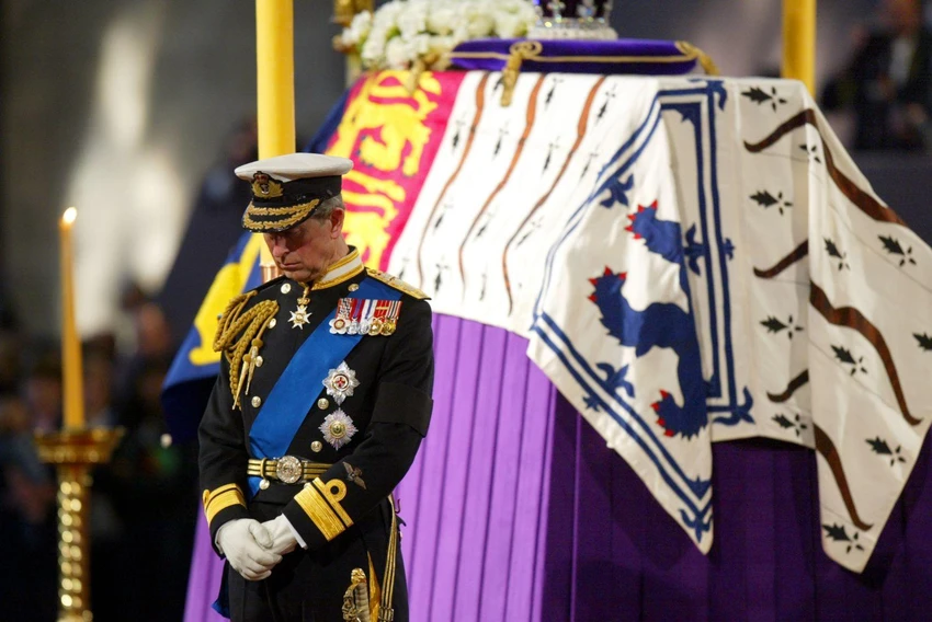 Thái tử trong đám tang của bà ngoại mình là thái hậu Elizabeth tại Hội trường Westminster ở London vào tháng 4-2002. Ảnh: CNN Thái tử trong đám tang của bà ngoại mình là thái hậu Elizabeth tại Hội trường Westminster ở London vào tháng 4-2002. Ảnh: CNN