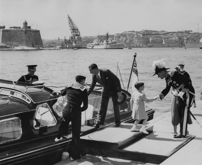 Thái tử Charles bắt tay thống đốc Malta, khi hoàng gia Anh đến thăm Malta vào tháng 5-1954. Ảnh: CNN Thái tử Charles bắt tay thống đốc Malta, khi hoàng gia Anh đến thăm Malta vào tháng 5-1954. Ảnh: CNN