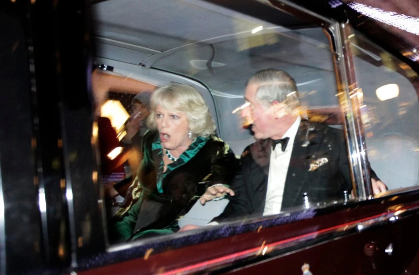 Tháng 12-2010,Thái tử Charles và nữ Công tước Camilla đang trên đường đến một buổi biểu diễn tại Nhà hát London Palladium, London thì xe của họ bị tấn công bởi những sinh viên biểu tình giận dữ phản đối việc tăng học phí. Ảnh: AP Tháng 12-2010,Thái tử Charles và nữ Công tước Camilla đang trên đường đến một buổi biểu diễn tại Nhà hát London Palladium, London thì xe của họ bị tấn công bởi những sinh viên biểu tình giận dữ phản đối việc tăng học phí. Ảnh: AP