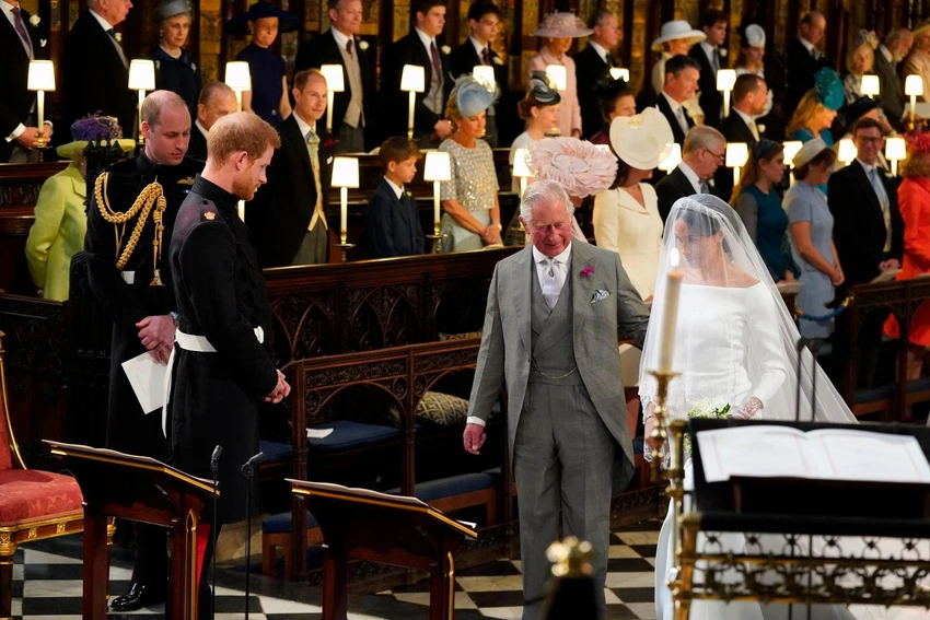 Thái tử Charles đi cùng con dâu tương lai của mình, Meghan Markle, khi cô kết hôn với Hoàng tử Harry vào tháng 5-2018. Ảnh: AP Thái tử Charles đi cùng con dâu tương lai của mình, Meghan Markle, khi cô kết hôn với Hoàng tử Harry vào tháng 5-2018. Ảnh: AP