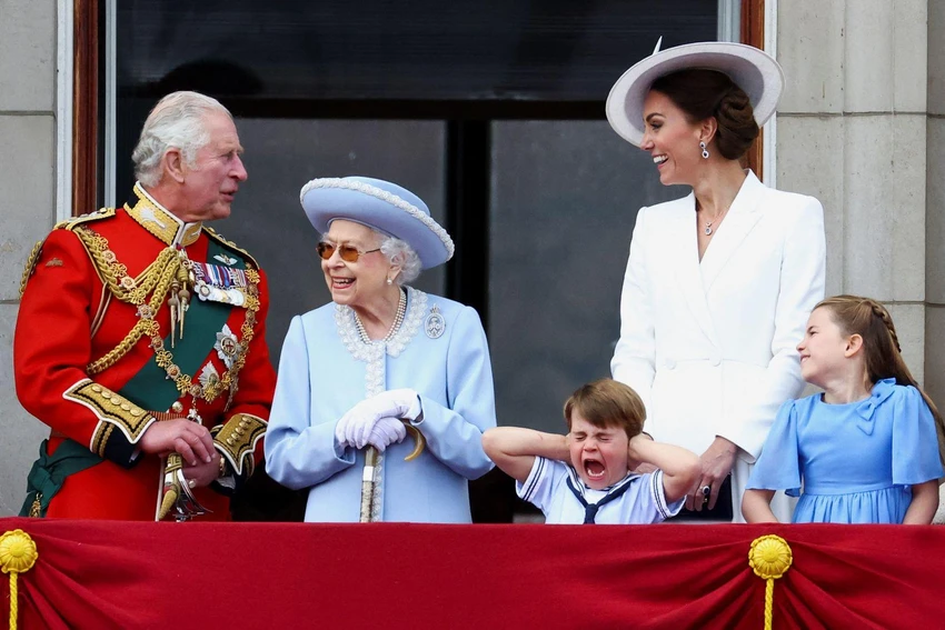 Thái tử Charles, Nữ hoàng, Hoàng tử Louis,Nữ công tước xứ Cambridge Catherine và Công chúa Charlotte trong Lễ diễu hành mở màn Đại lễ Bạch kim của Nữ hoàng vào tháng 6-2022. Ảnh: CNN Thái tử Charles, Nữ hoàng, Hoàng tử Louis,Nữ công tước xứ Cambridge Catherine và Công chúa Charlotte trong Lễ diễu hành mở màn Đại lễ Bạch kim của Nữ hoàng vào tháng 6-2022. Ảnh: CNN