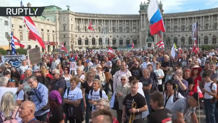 Người dân Áo biểu tình ở thủ đô Vienna ngày 10-9. ẢNH: RUPTLY Người dân Áo biểu tình ở thủ đô Vienna ngày 10-9. ẢNH: RUPTLY