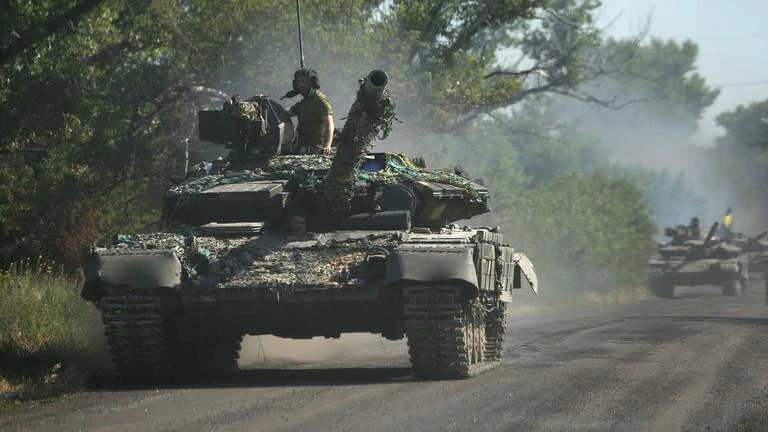 Xe tăng của các lực lượng Kiev di chuyển trên đường tại tỉnh Luhansk (vùng Donbass, miền đông Ukraine). Ảnh: AFP Xe tăng của các lực lượng Kiev di chuyển trên đường tại tỉnh Luhansk (vùng Donbass, miền đông Ukraine). Ảnh: AFP