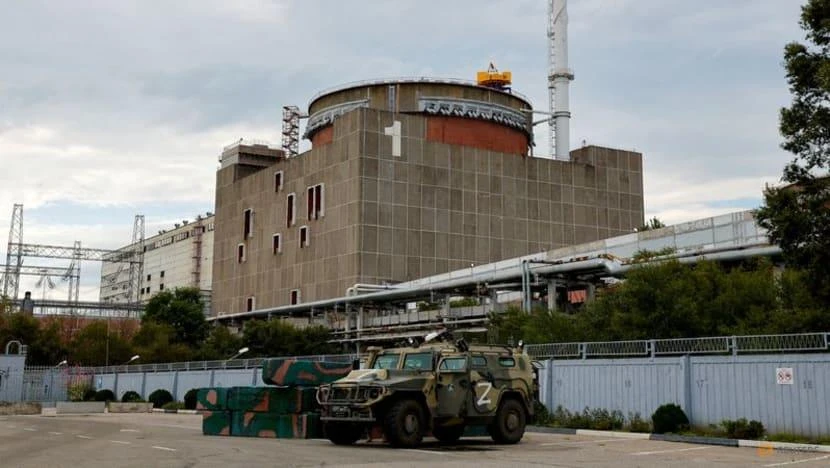 Xe bọc thép vượt địa hình của Nga đậu bên ngoài nhà máy điện hạt nhân Zaporizhzhia. ẢNH: REUTERS Xe bọc thép vượt địa hình của Nga đậu bên ngoài nhà máy điện hạt nhân Zaporizhzhia. ẢNH: REUTERS