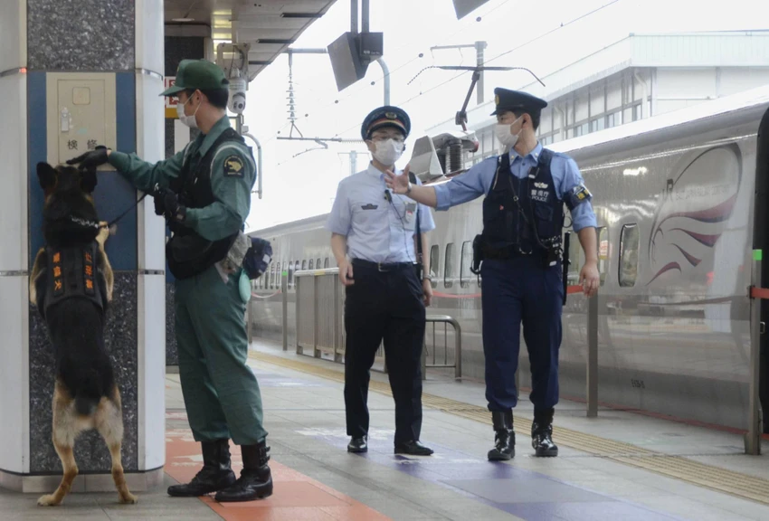 Cảnh sát Thủ đô làm nhiệm vụ đảm bảo an ninh tại một nhà ga ở Tokyo ngày 20-9. Ảnh: THE JAPAN TIMES Cảnh sát Thủ đô làm nhiệm vụ đảm bảo an ninh tại một nhà ga ở Tokyo ngày 20-9. Ảnh: THE JAPAN TIMES