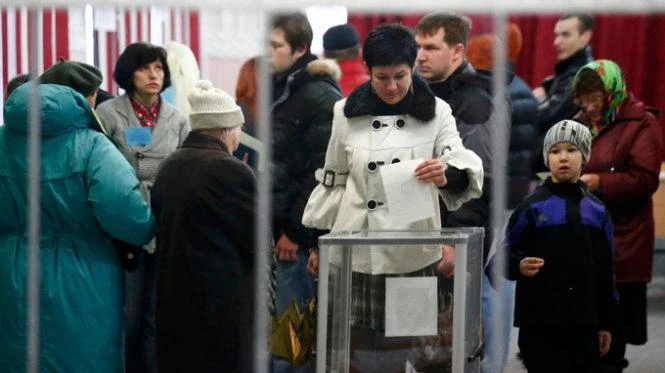 Trưng cầu ý dân ở bán đảo Crimea năm 2014. ẢNH: REUTERS Trưng cầu ý dân ở bán đảo Crimea năm 2014. ẢNH: REUTERS