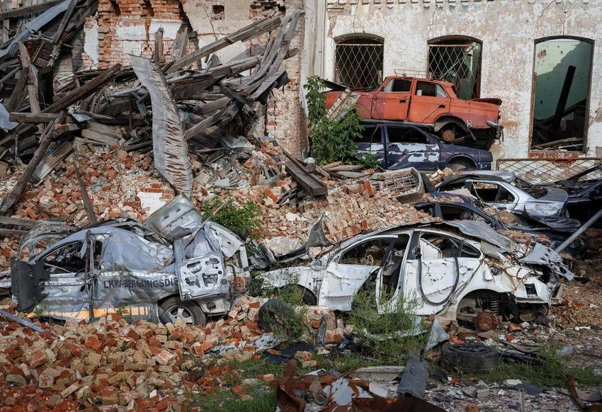 Cảnh đổ nát ở TP Izyum (tỉnh Kharkiv) sau khi bị Nga dội pháo ngày 20-9. Ảnh: REUTERS Cảnh đổ nát ở TP Izyum (tỉnh Kharkiv) sau khi bị Nga dội pháo ngày 20-9. Ảnh: REUTERS
