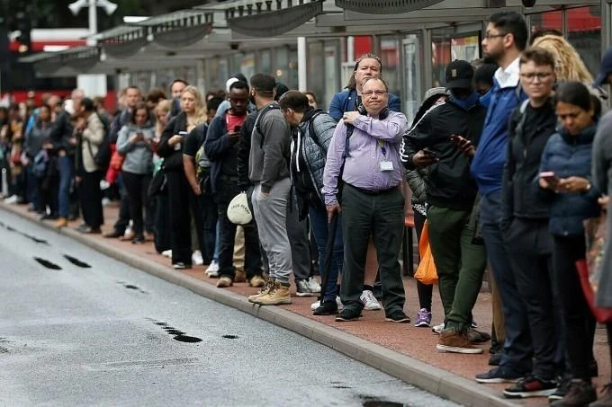 Người dân đợi xe buýt đi làm ở thủ đô London (Anh). ẢNH: AFP Người dân đợi xe buýt đi làm ở thủ đô London (Anh). ẢNH: AFP