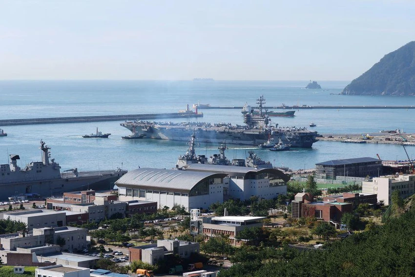 Tàu sân bay Mỹ USS Ronald Reagan cập cảng Busan (Hàn Quốc) sáng 23-9. ẢNH: REUTERS Tàu sân bay Mỹ USS Ronald Reagan cập cảng Busan (Hàn Quốc) sáng 23-9. ẢNH: REUTERS