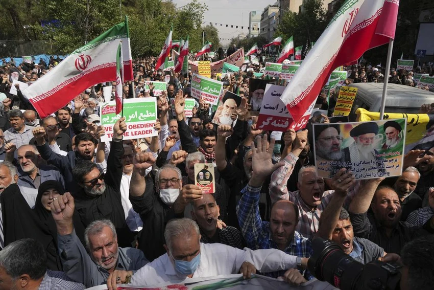 Biểu tình ủng hộ chính phủ ở thủ đô Tehran (Iran) ngày 23-9. Ảnh: AP