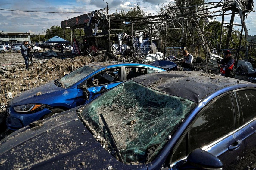 Đống đổ nát sau trận pháo kích của Nga ở tỉnh Zaporizhia (Ukraine) ngày 23-9. Ảnh: REUTERS