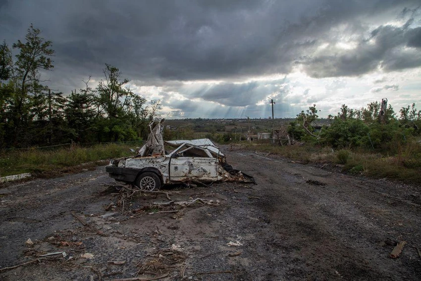 Một chiếc xe hơi bị phá hủy khi Nga nã pháo vào làng Velyka Komyshuvakha (tỉnh Kharkiv, Ukraine) ngày 24-9. Ảnh: REUTERS