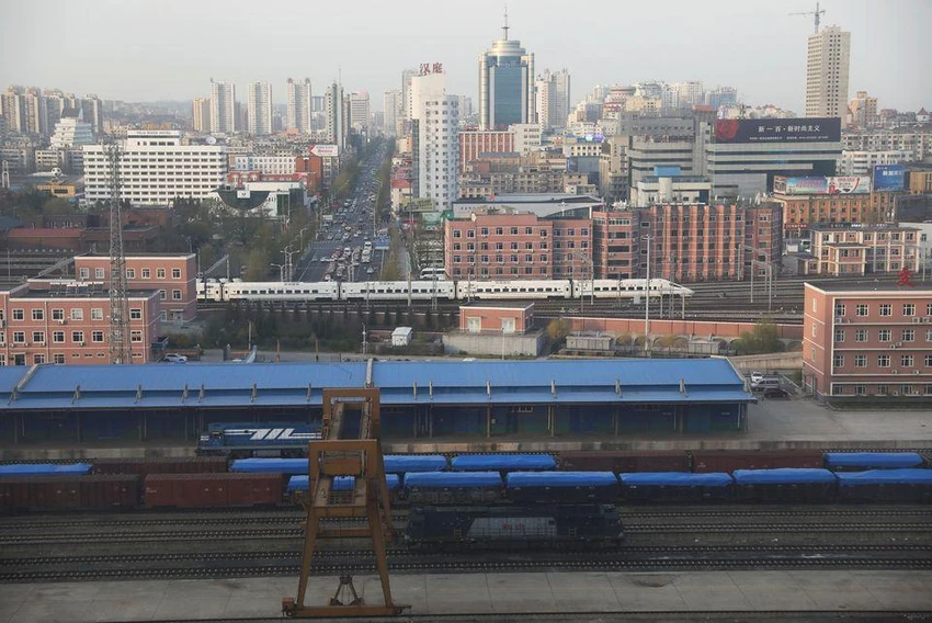 Các toa chở hàng tại 1 toa xe lửa ở TP Đan Đông (tỉnh Liêu Ninh, Trung Quốc). ẢNH: REUTERS