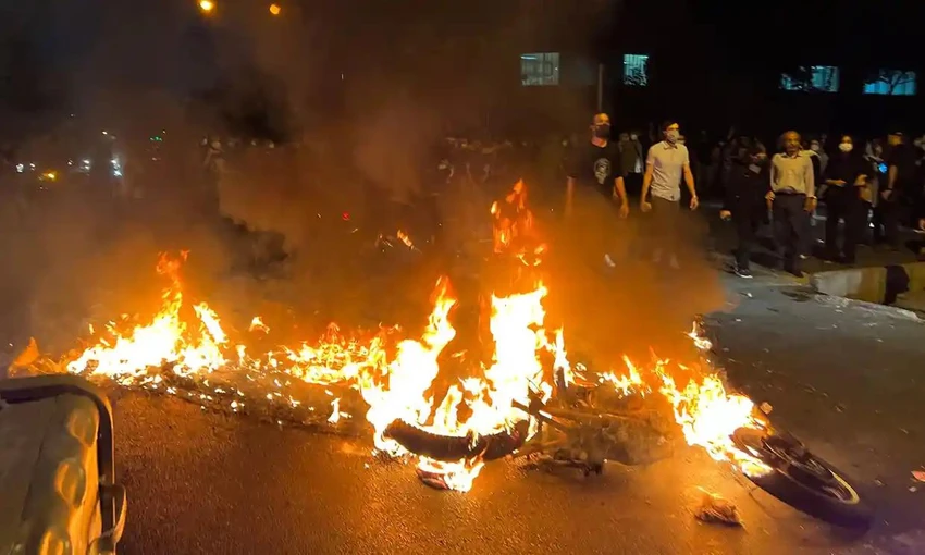 Người biểu tình đốt xe cảnh sát trong cuộc biểu tình ở thủ đô Tehran ngày 19-9. Ảnh: AFP Người biểu tình đốt xe cảnh sát trong cuộc biểu tình ở thủ đô Tehran ngày 19-9. Ảnh: AFP