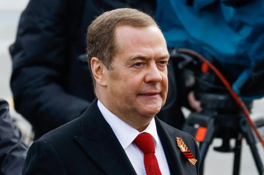 Phó Chủ tịch Hội đồng An ninh Nga - ông Dmitry Medvedev tại lễ duyệt binh kỷ niệm 77 năm Ngày chiến thắng tại Quảng Trường Đỏ ở thủ đô Moscow (Nga) ngày 9-5. Ảnh: REUTERS Phó Chủ tịch Hội đồng An ninh Nga - ông Dmitry Medvedev tại lễ duyệt binh kỷ niệm 77 năm Ngày chiến thắng tại Quảng Trường Đỏ ở thủ đô Moscow (Nga) ngày 9-5. Ảnh: REUTERS