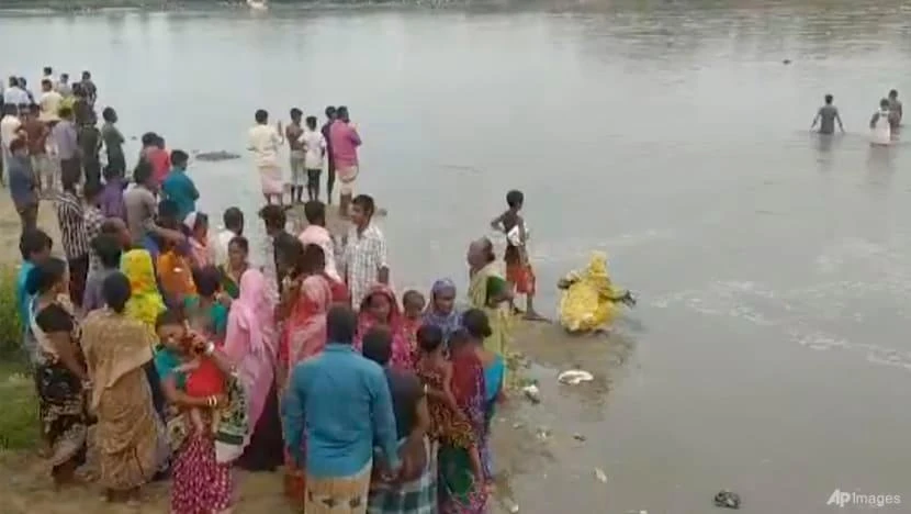 Hoạt động tìm kiếm người mất tích sau vụ chìm phà trên sông Karatoya, huyện Panchagarh, miền bắc Bangladesh ngày 25-9. Ảnh: AP