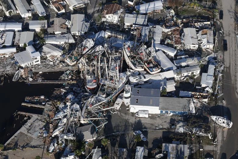 Những chiếc thuyền và tài sản bị hư hại ở thành phố Fort Myers, quận Lee ngày 30-9. Ảnh: REUTERS