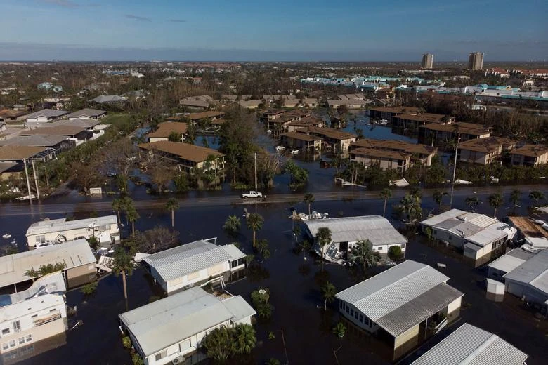 Quang cảnh một cộng đồng bị ngập lụt ở thành phố Fort Myers. Ảnh: REUTERS