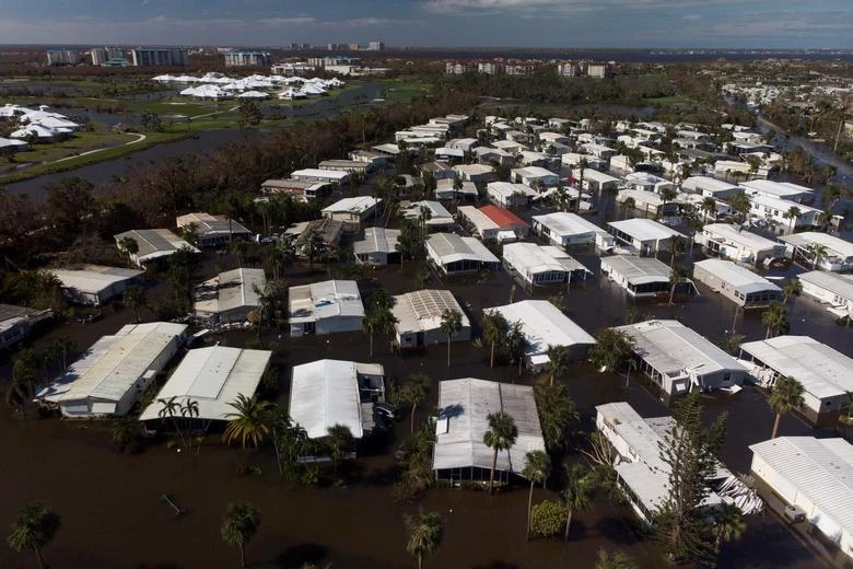 Một khu dân cư bị ngập lụt ở thành phố Fort Myers, quận Lee. Ảnh: REUTERS