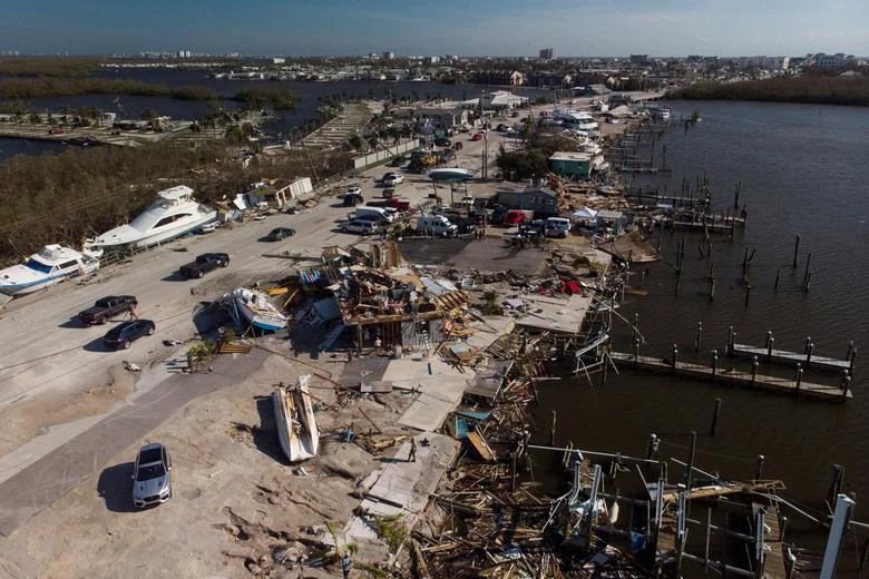 Một bến du thuyền bị phá hủy ở Bãi biển Fort Myers, quận Lee. Ảnh: REUTERS