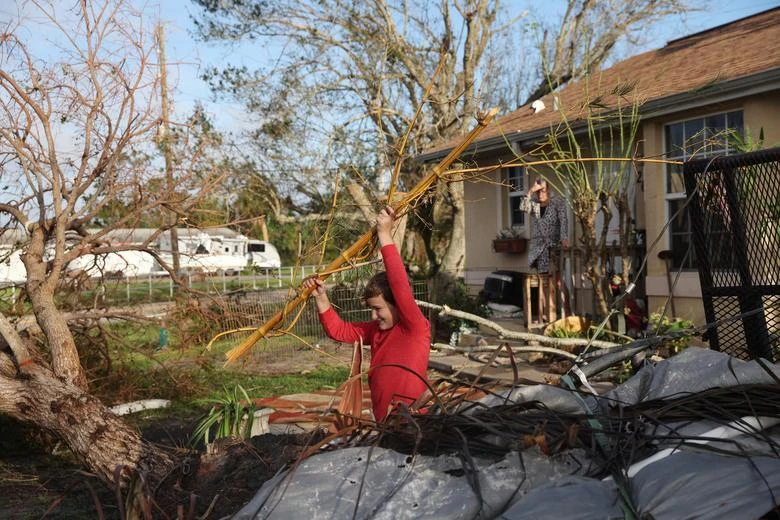 Cây cối đổ ngã ở Punta Gorda. Ảnh: REUTERS