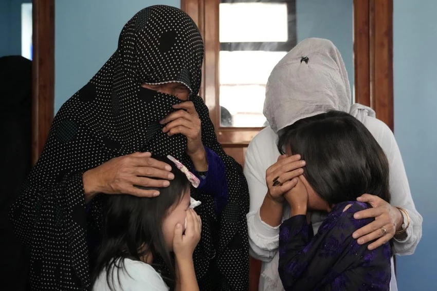 Gia đình một nạn nhân của vụ đánh bom liều ở Kabul (Afghanistan) trong tang lễ của nạn nhân ngày 30-9. Ảnh: AP Gia đình một nạn nhân của vụ đánh bom liều ở Kabul (Afghanistan) trong tang lễ của nạn nhân ngày 30-9. Ảnh: AP