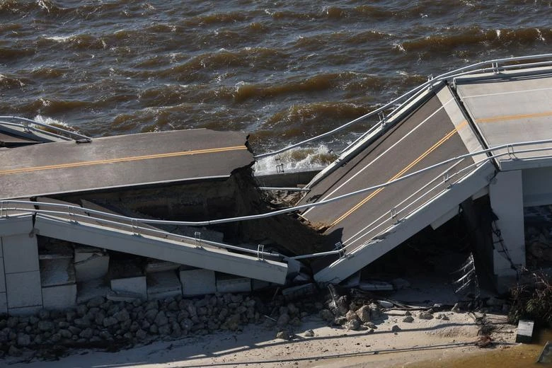 Đường đắp cao Sanibel bị sập một phần ở Đảo Sanibe ngày 29-9. Ảnh: REUTERS