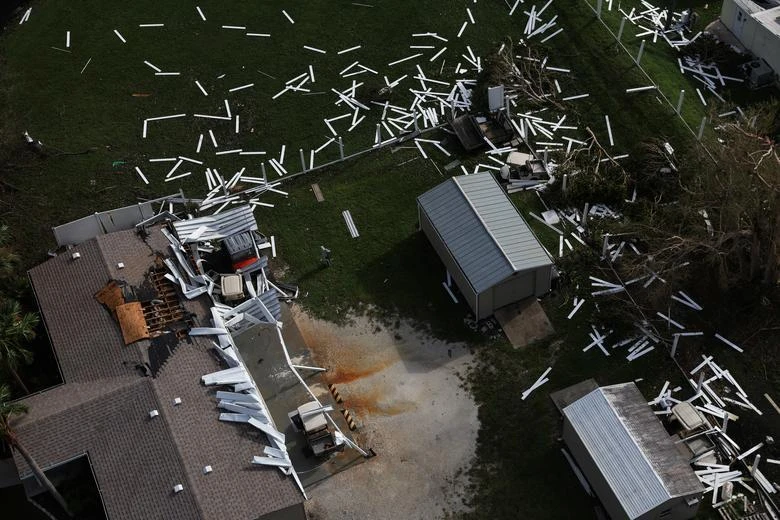 Những ngôi nhà hư hỏng và đường phố ngập lụt ở thành phố Punta Gorda, quận Charlotte. Ảnh: REUTERS