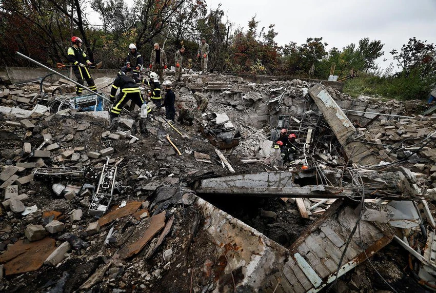 Tòa nhà ở TP Izium (tỉnh Kharkiv, Ukraine) hoàn toàn bị phá hủy sau trận pháo kích của Nga ngày 30-9. Ảnh: REUTERS Tòa nhà ở TP Izium (tỉnh Kharkiv, Ukraine) hoàn toàn bị phá hủy sau trận pháo kích của Nga ngày 30-9. Ảnh: REUTERS