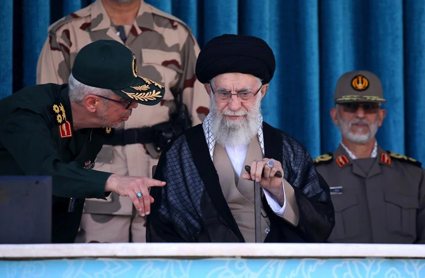 Lãnh tụ Tối cao Ayatollah Ali Khamenei (giữa) dự lễ tốt nghiệp tại học viện quân sự ở Tehran, ngày 3-10. Ảnh: AP Lãnh tụ Tối cao Ayatollah Ali Khamenei (giữa) dự lễ tốt nghiệp tại học viện quân sự ở Tehran, ngày 3-10. Ảnh: AP