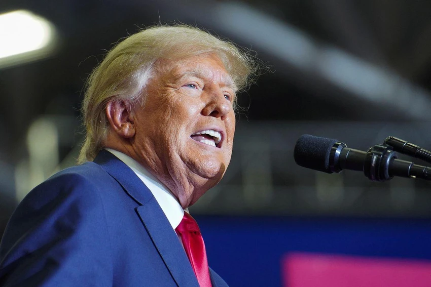 Cựu Tổng thống Donald Trump phát biểu ở thành phố Warren, bang Michigan (Mỹ) ngày 1-10. Ảnh: REUTERS Cựu Tổng thống Donald Trump phát biểu ở thành phố Warren, bang Michigan (Mỹ) ngày 1-10. Ảnh: REUTERS