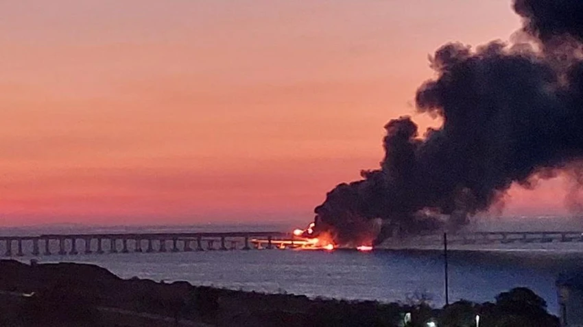 Khói bốc lên từ đám cháy trên cầu Crimea ngày 8-10. Ảnh: SPUTNIK Khói bốc lên từ đám cháy trên cầu Crimea ngày 8-10. Ảnh: SPUTNIK