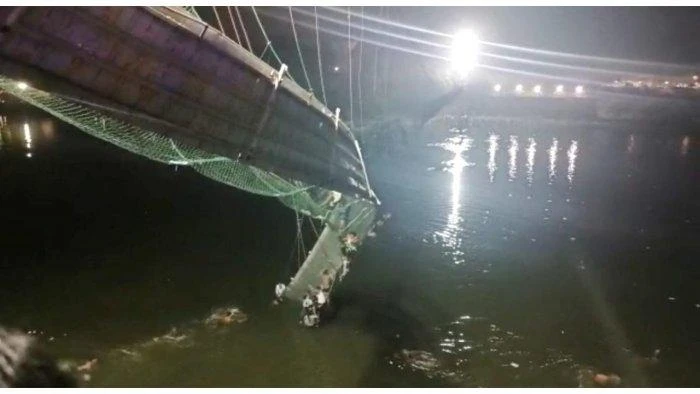 Nhiều người rớt xuống sông Machchu bên dưới khi cây cầu treo ở bang Gujarat, miền tây Ấn Độ bị sập ngày 30-10. Ảnh: REUTERS Nhiều người rớt xuống sông Machchu bên dưới khi cây cầu treo ở bang Gujarat, miền tây Ấn Độ bị sập ngày 30-10. Ảnh: REUTERS