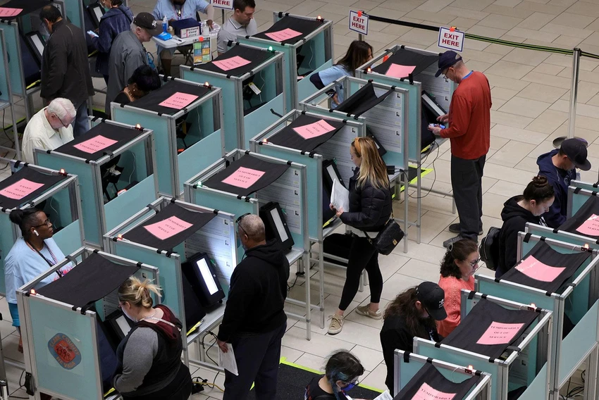 Người dân TP Las Vegas (bang Nevada) bỏ phiếu tại trung tâm mua sắm Meadows Mall. Ảnh: GETTY IMAGES Người dân TP Las Vegas (bang Nevada) bỏ phiếu tại trung tâm mua sắm Meadows Mall. Ảnh: GETTY IMAGES