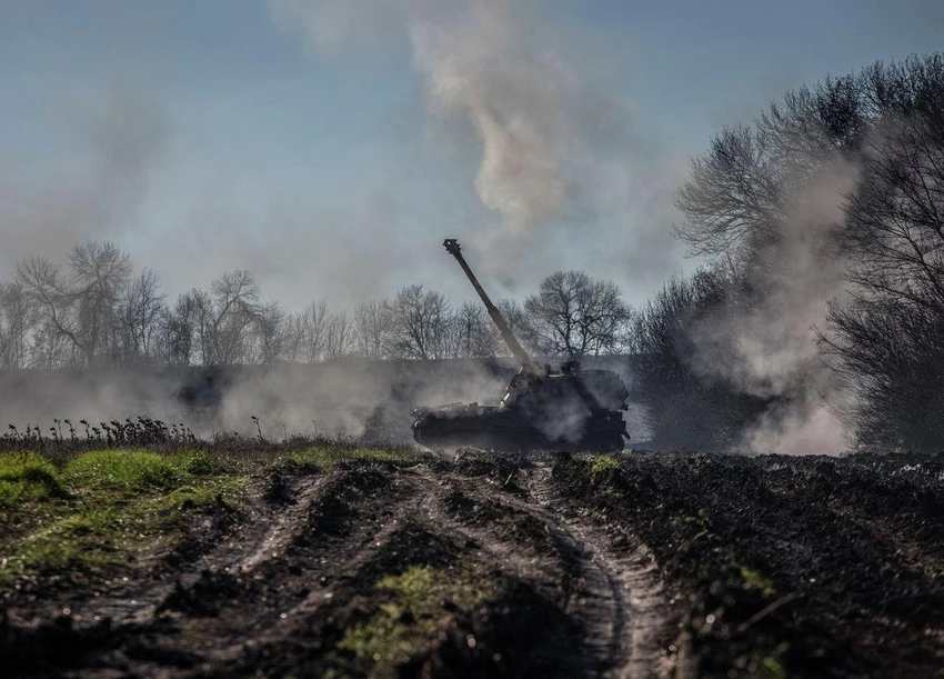 Quân Ukraine dùng pháo tự hành Krab của Ba Lan tấn công mục tiêu Nga ở tỉnh Donetsk ngày 8-11. Ảnh: REUTERS Quân Ukraine dùng pháo tự hành Krab của Ba Lan tấn công mục tiêu Nga ở tỉnh Donetsk ngày 8-11. Ảnh: REUTERS