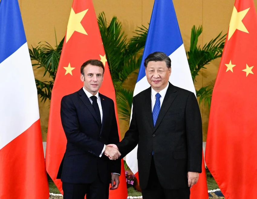 Tổng thống Pháp Emmanuel Macron (trái) và Chủ tịch Trung Quốc Tập Cận Bình. Ảnh: TÂN HOA XÃ