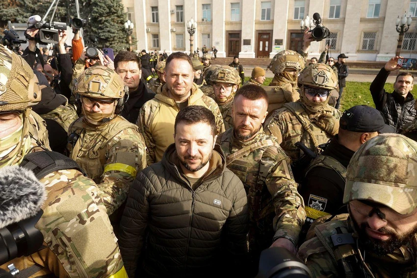 Tổng thống Ukraine - ông Volodymyr Zelensky (giữa) đã tới thăm Kherson ngày 14-11. Ảnh: REUTERS