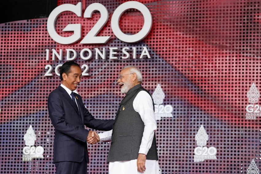 Kết thúc hội nghị thượng đỉnh, Tổng thống Indonesia - ông Joko Widodo đã chính thức bàn giao chức Chủ tịch G20 cho Ấn Độ. Ảnh: REUTERS Kết thúc hội nghị thượng đỉnh, Tổng thống Indonesia - ông Joko Widodo đã chính thức bàn giao chức Chủ tịch G20 cho Ấn Độ. Ảnh: REUTERS